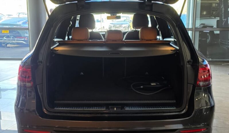 
								Mercedes GLC300E AMG Line full									