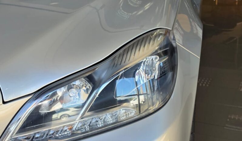 
								Mercedes E200 AvantGarde full									