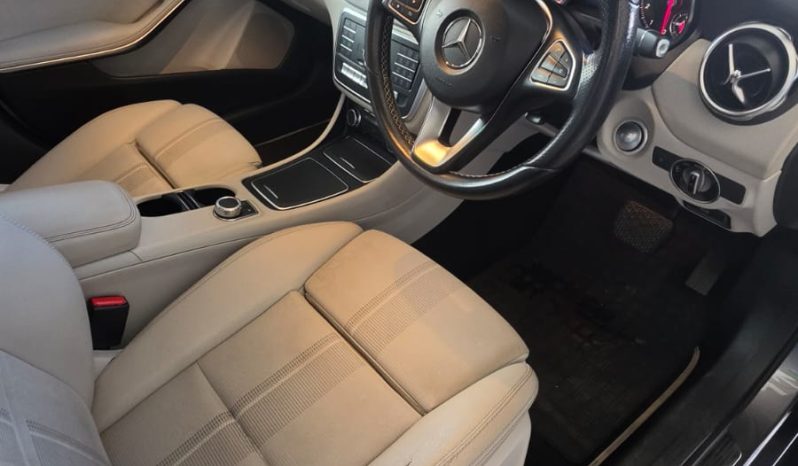 
								Mercedes-Benz GLA 200 Urban full									