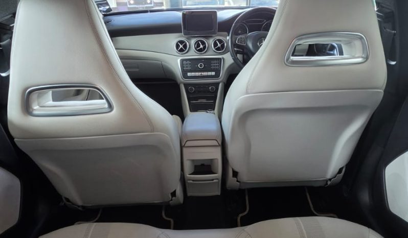 
								Mercedes-Benz GLA 200 Urban full									