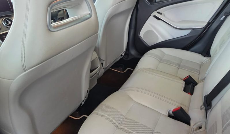 
								Mercedes-Benz GLA 200 Urban full									