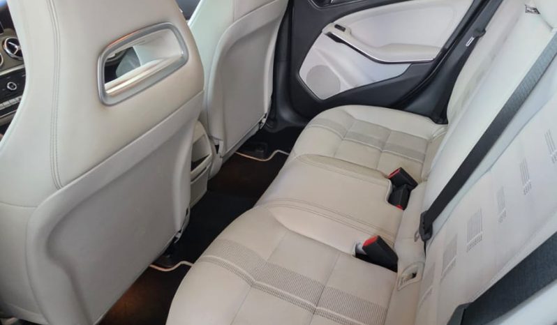 
								Mercedes-Benz GLA 200 Urban full									
