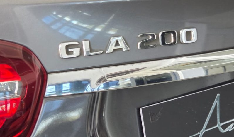 
								Mercedes-Benz GLA 200 Urban full									