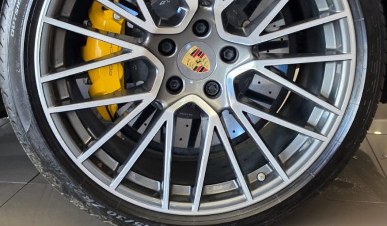 
								Porsche Cayenne Turbo S E-Hybrid 4.0 V8 PHEV full									