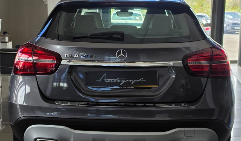 
								Mercedes-Benz GLA 200 Urban full									