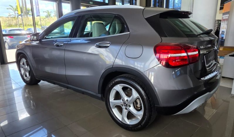 
								Mercedes-Benz GLA 200 Urban full									