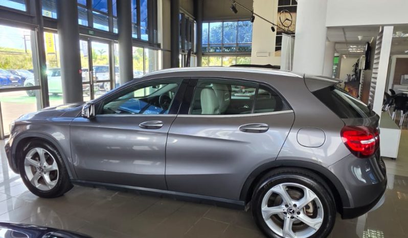 
								Mercedes-Benz GLA 200 Urban full									