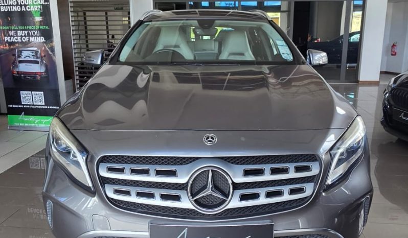 
								Mercedes-Benz GLA 200 Urban full									