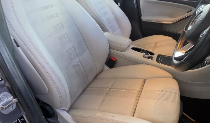 
								Mercedes-Benz GLA 200 Urban full									