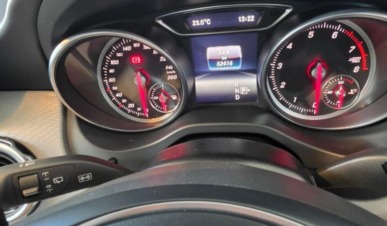 
								Mercedes-Benz GLA 200 Urban full									