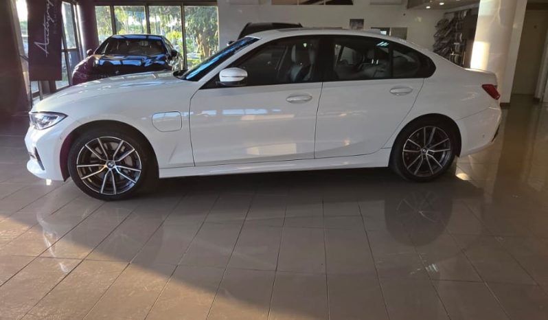 
								BMW 330e full									