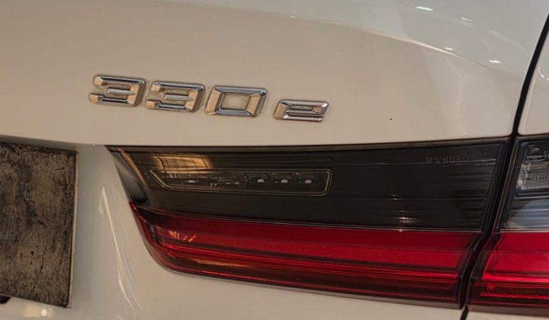 
								BMW 330e full									